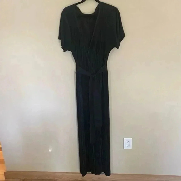 Boohoo  with belt jumpsuit.Pleated - Picture 2 of 9